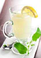 frischer Zitronentee / fresh lemon tea