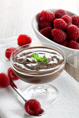 Schokoladencreme mit Himbeeren / chocolate cream with raspberry