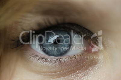 Blaues Auge einer jungen Frau, blue eye of a young woman