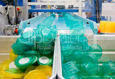 Serienfertigung von Kunststoffbehältern Mass production of plast