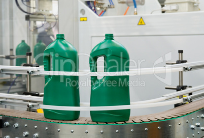 Serienfertigung von Kunststoffbehältern Mass production of plast