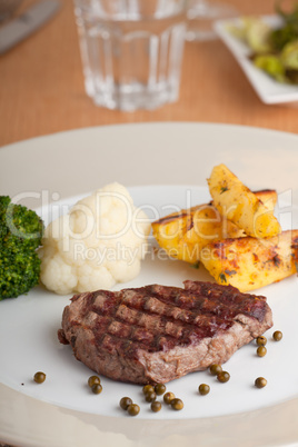 saftiges Steak auf einem Holztisch