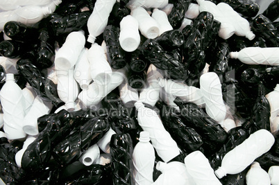 Schwarze und weiße Kunststoffflaschen Black and white plastic bo