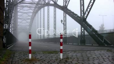 Brücke im Nebel