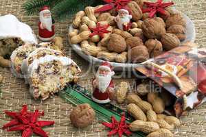 Weihnachtstisch mit Christsollen und Nüssen