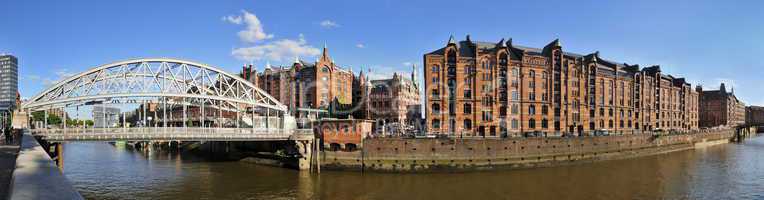 Panorama der Hamburger Speicherstadt am Zollkanal und Block P