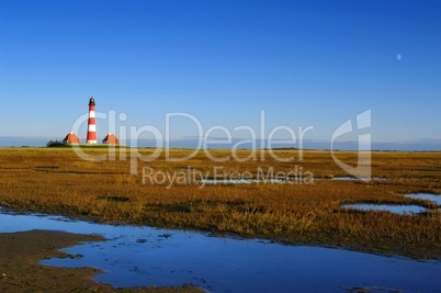 Westerhever Leuchtturm mit Prielwasser im Vordergrund