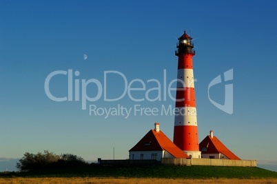 Westerhever Leuchtturm in den Abendstunden mit Mond