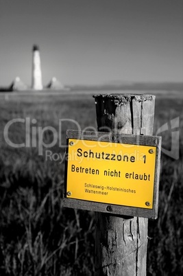 Westerhever Leuchtturm im Wattenmeer mit Naturschutzgebietsschild