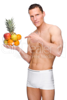 Junger Mannmit Obst