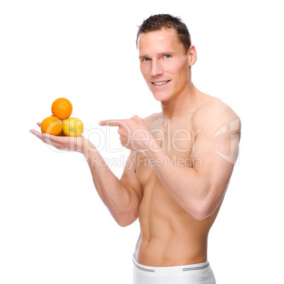 Junger Mannmit Obst