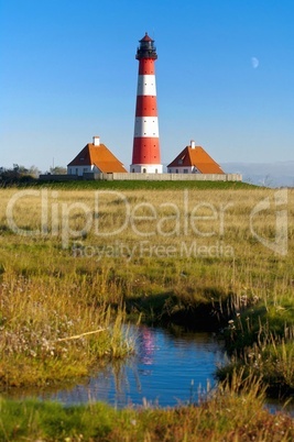 Westerhever Leuchtturm im Wattenmeer mit Häusern