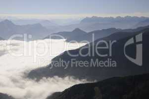 Berge mit Talnebel