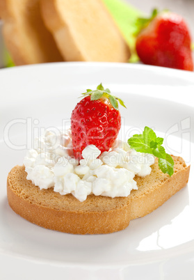 Zwieback mit Frischkäse / rusk with fresh cream cheese