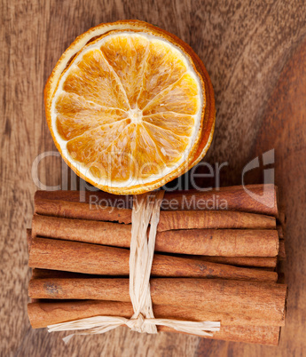 Scheiben von getrockneter Orange und Zimtstangen