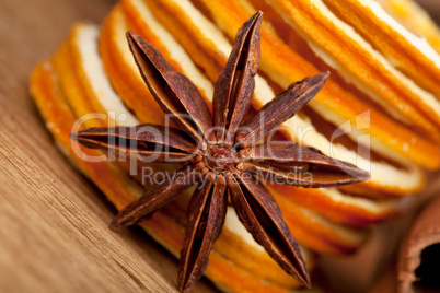 Scheiben von getrockneter Orange und Sternanis