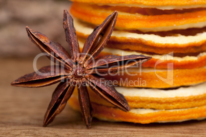 Scheiben von getrockneter Orange und Sternanis