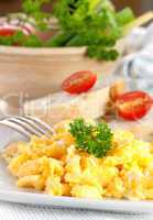 frisches Rührei / fresh scrambled eggs