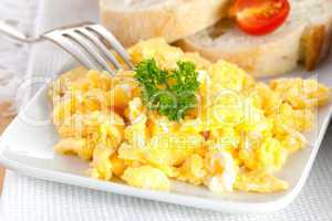 Rührei mit Brot / scrambled eggs with bread