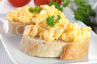 Brot mit Rührei / bread with scrambled eggs