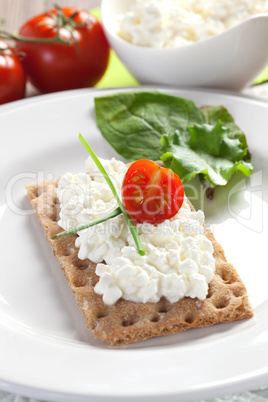 Knäckebrot mit Frischkäse / crispbread with cottage cheese