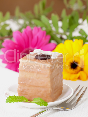 Petit four mit Kaffeecreme / petit four with coffee cream