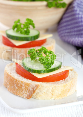 Baguette mit Tomate und Käse / baguette with tomato and cheese