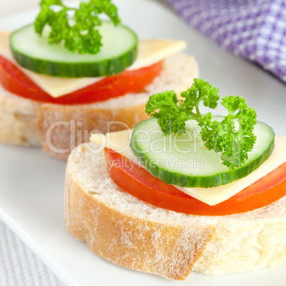 Brot mit Tomate und Käse / bread with tomato and cheese