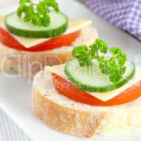 Brot mit Tomate und Käse / bread with tomato and cheese