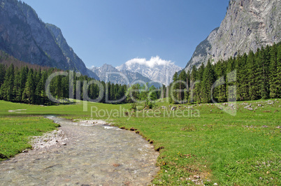 Naturlandschaft in den Bergen - Mountains & blue Sky