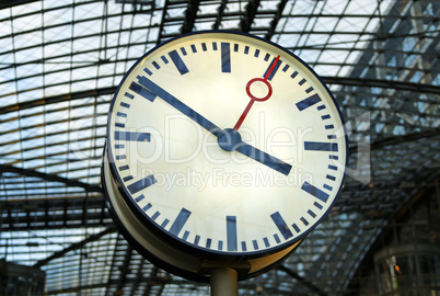 Uhr am Bahnhof - clock at railway station