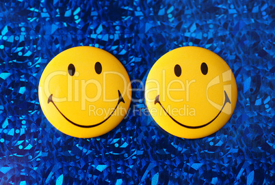 Button yellow blue smiling - Bitte lächeln!