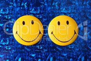 Button yellow blue smiling - Bitte lächeln!