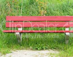 Die rote Bank in der Natur - Relax Concept