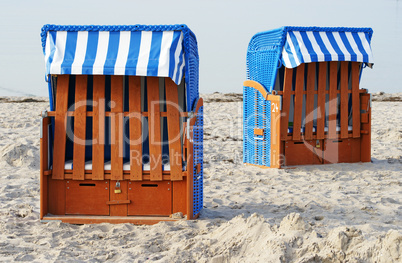 Zwei Strandkörbe im Sand - Beach Chairs