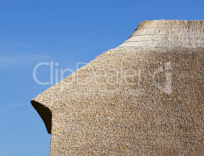 Reetdach und blauer Himmel