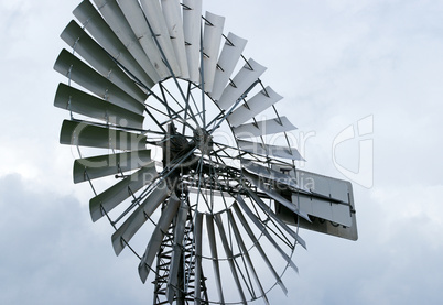 Altes Windrad und Himmel - Wind Energie