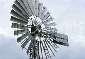 Altes Windrad und Himmel - Wind Energie