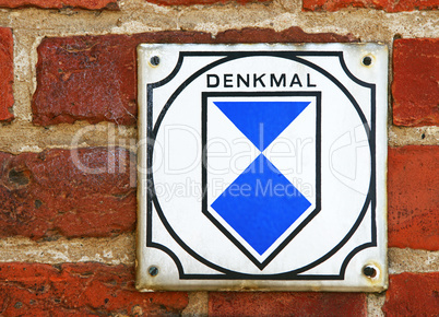 Altes Denkmal Schild auf Mauer