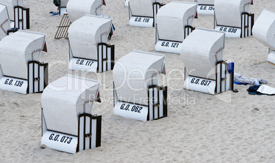 Weisse Strandkörbe im Sand - Beach Chairs