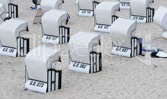 Weisse Strandkörbe im Sand - Beach Chairs