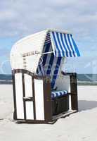Strandkorb in der Sonne - Holiday Concept