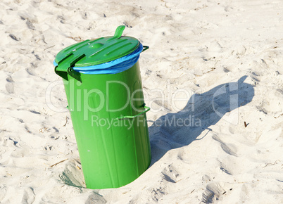 Grüner Mülleimer am Sand Strand