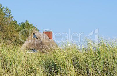 Haus Dach hinter dem Deich am Meer