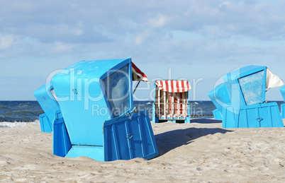 Blaue Strandkörbe am Meer - Holidays Concept