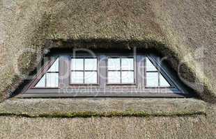 Reet Dach mit Gaube und Fenstern