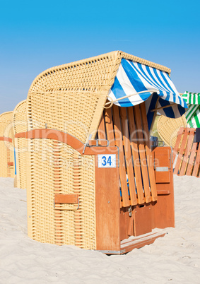 Strandkörbe und blauer Himmel - Beach Chairs