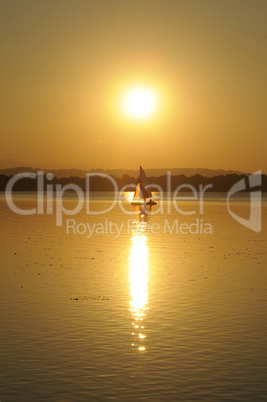 Segelboot in der Abendsonne