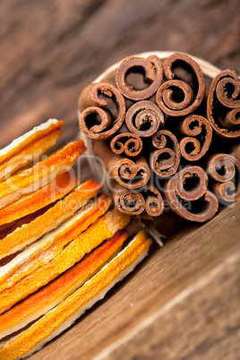 Scheiben von getrockneter Orange und Zimtstangen