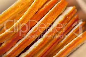 Scheiben von getrockneter Orange und Zimtstangen